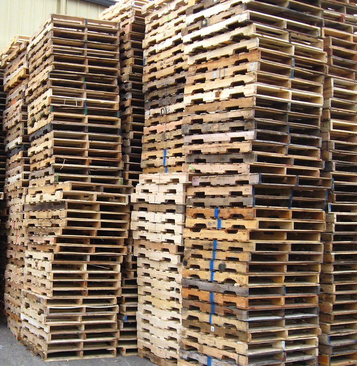 a stack of 48x40 repaired pallets outside
