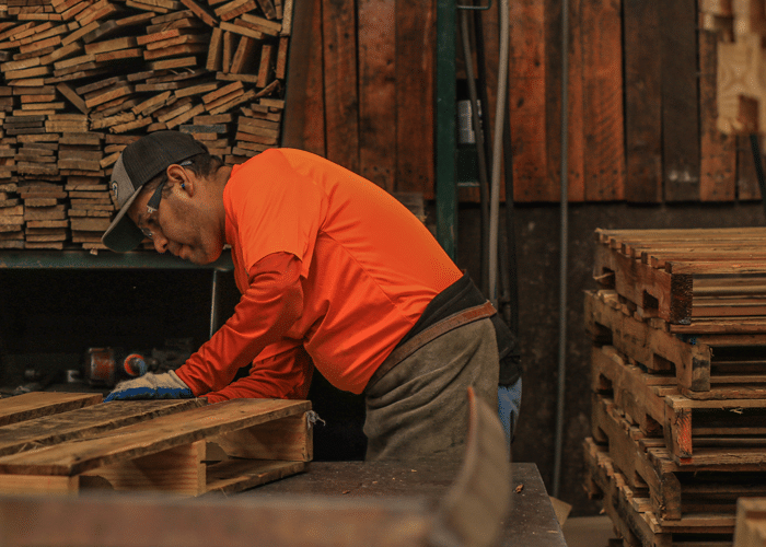 Kamps employee repairing a pallet